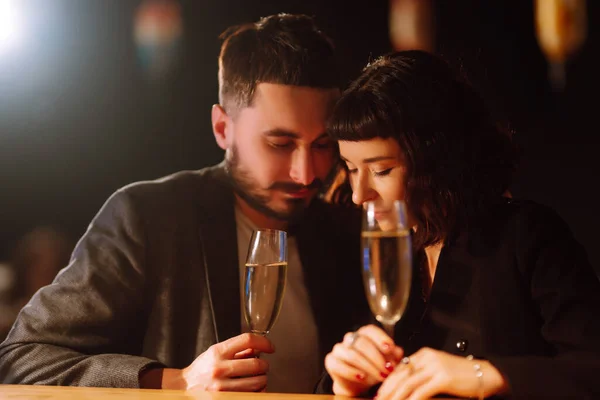 幸福的年轻夫妇爱在酒吧里用香槟祝酒 微笑的男男女女叮叮当当地喝着一杯香槟 享受寒假 生日观念 — 图库照片