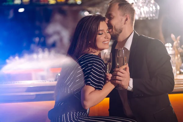 Unga Lyckliga Par Som Älskar Att Skåla Med Champagne Baren — Stockfoto