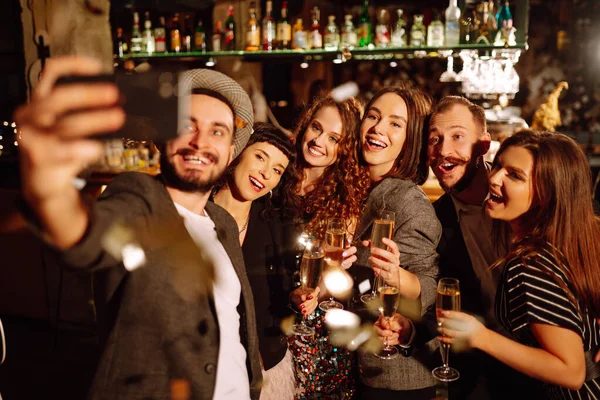 Grupp Vänner Som Har Roligt Med Att Selfie Med Telefonen — Stockfoto