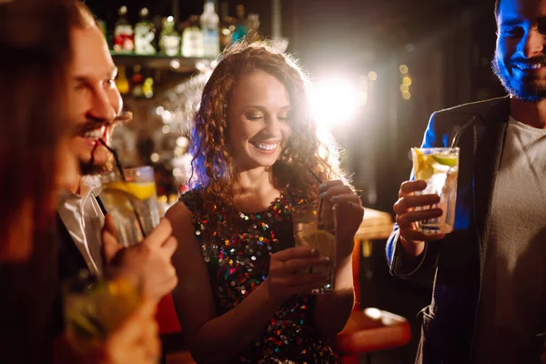 Mutlu Arkadaşlar Tezahürat Yapıyor Kokteyl Içiyor Partide Eğleniyorlar Bardaklarla Bardaktan — Stok fotoğraf