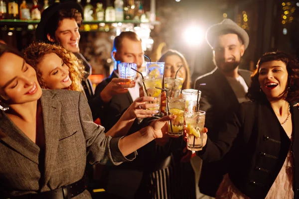 Glückliche Freunde Jubeln Und Trinken Cocktails Und Feiern Club Eine — Stockfoto