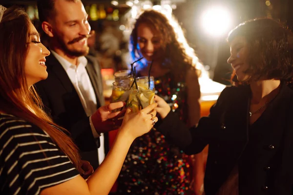 Vrolijke Vrienden Juichen Drinken Cocktails Genieten Van Het Feest Club — Stockfoto