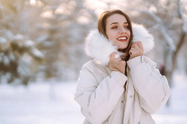Kar Parkında Poz Veren Kışlık Elbiseli Güzel Bir Kadın Ormanda — Stok fotoğraf