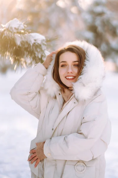 Красивая Женщина Зимней Одежде Позирует Снежном Парке Юная Леди Гуляет — стоковое фото
