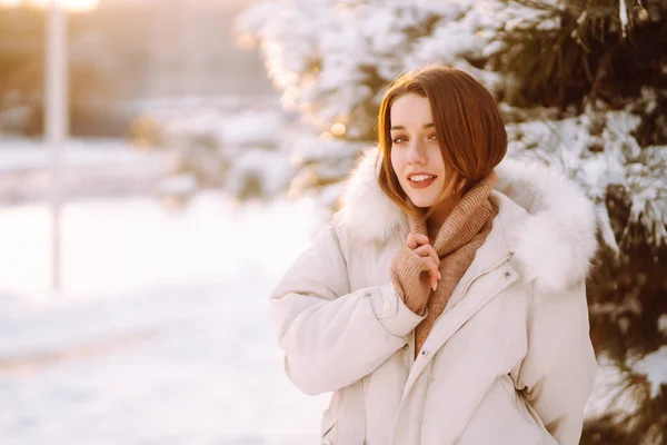 Piękna Kobieta Zimowych Ciuchach Pozuje Zaśnieżonym Parku Młoda Dama Spacerująca — Zdjęcie stockowe