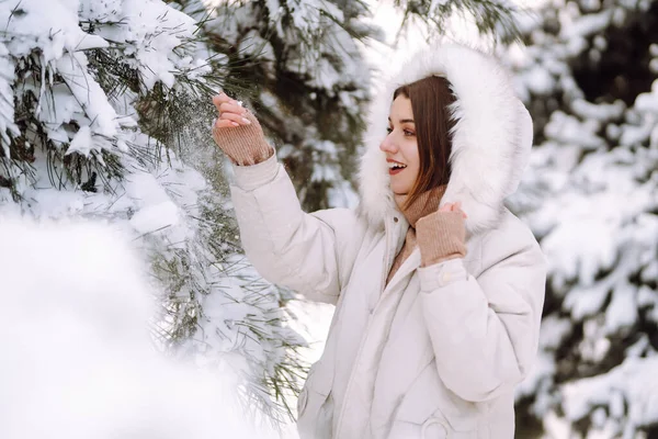 Schöne Frau Winterkleidung Posiert Einem Verschneiten Park Eine Junge Frau — Stockfoto