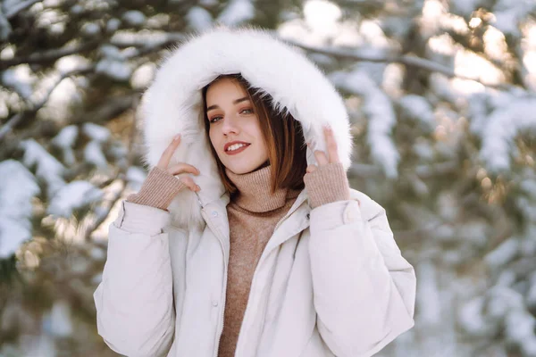 Belle Femme Vêtements Hiver Posant Dans Parc Enneigé Jeune Femme — Photo