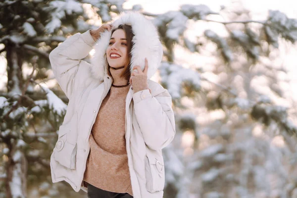Mulher Bonita Roupas Inverno Posando Parque Nevado Jovem Senhora Caminhando — Fotografia de Stock