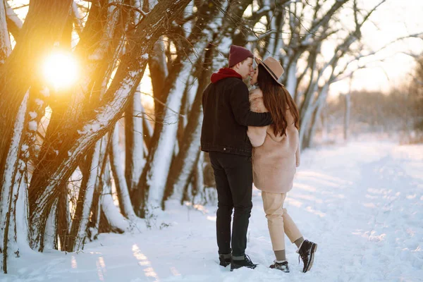 Coppia Giovane Vacanza Invernale Una Foresta Innevata Tramonto Bel Giovanotto — Foto Stock