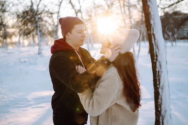 Pareja Joven Vacaciones Invierno Bosque Nevado Atardecer Joven Guapo Abrazando —  Fotos de Stock