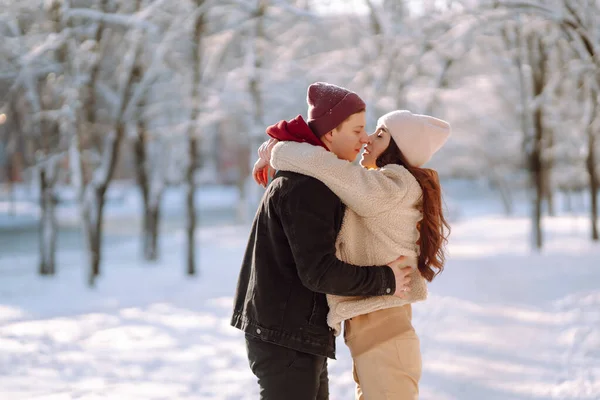 Pareja Cariñosa Abrazándose Besándose Bosque Nieve Disfrutando Del Tiempo Juntos — Foto de Stock