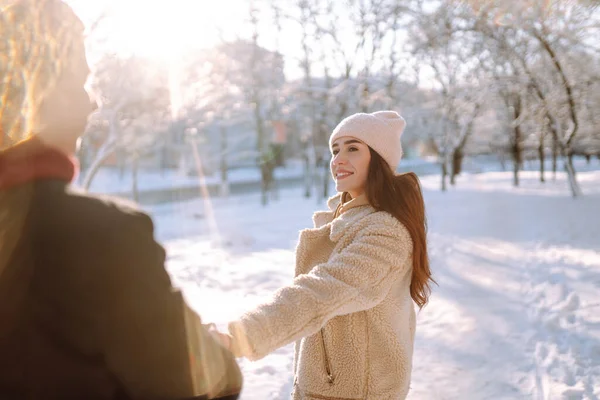 Amante Casal Abraçando Beijando Floresta Neve Aproveitar Tempo Juntos Conceito — Fotografia de Stock