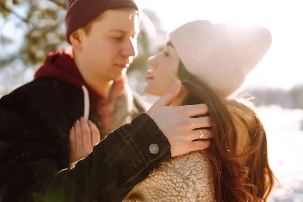 夫婦の抱擁と雪の森の中でキスを愛する 楽しい時間を一緒に ライフスタイルの概念 冬休み — ストック写真