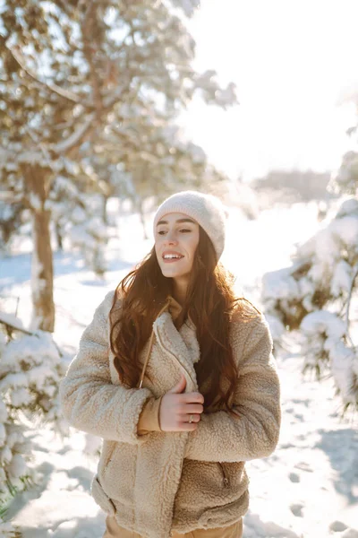 一个时髦的女人在雪地的公园里享受着冬季时光 穿着冬衣的年轻女子在外面欢快地摆姿势 寒冷的日子 生活方式和休闲概念 — 图库照片