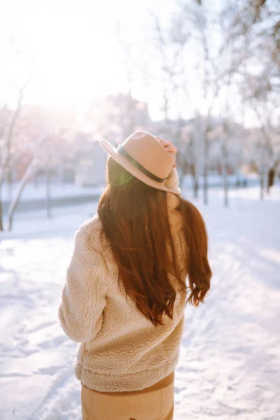 Mulher Elegante Desfrutando Momentos Inverno Parque Nevado Jovem Mulher Roupas — Fotografia de Stock