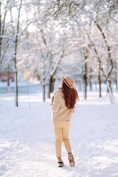 눈덮인 공원에서 겨울을 즐기는 여자는 날씨에 밖에서 기쁨으로 포즈를 취합니다 — 스톡 사진