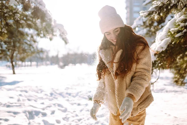 Stylish Woman Enjoying Winter Moments Snowy Park Young Woman Winter — Stock Photo, Image