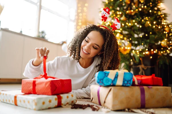 Happy Lady Gifts Christmas Tree Young Woman Posing Presents Christmas — Stock Photo, Image