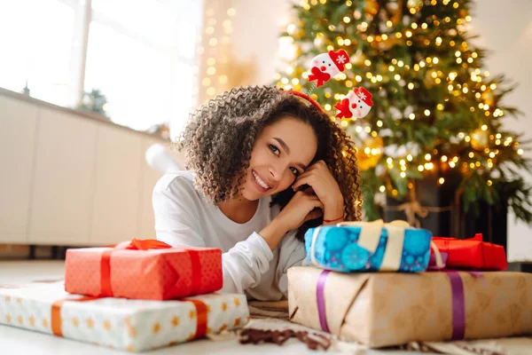 Ευτυχισμένη Κυρία Δώρα Κοντά Στο Χριστουγεννιάτικο Δέντρο Νεαρή Γυναίκα Ποζάρει — Φωτογραφία Αρχείου
