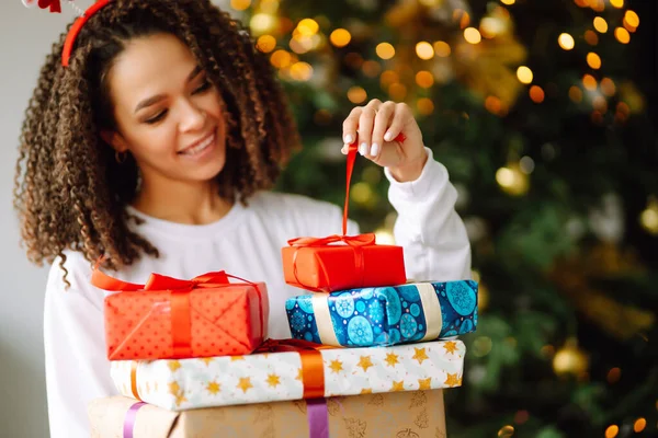 Mujer Feliz Abre Regalos Cerca Del Árbol Navidad Joven Dama — Foto de Stock