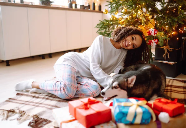 Beautiful Woman Playing Having Fun Her Dog While Sitting Christmas — Stock Photo, Image