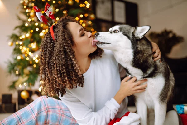 Mooie Vrouw Die Speelt Plezier Heeft Met Haar Hond Terwijl — Stockfoto
