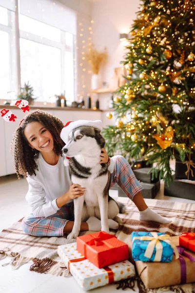 Beautiful Woman Playing Having Fun Her Dog While Sitting Christmas — Stock Photo, Image