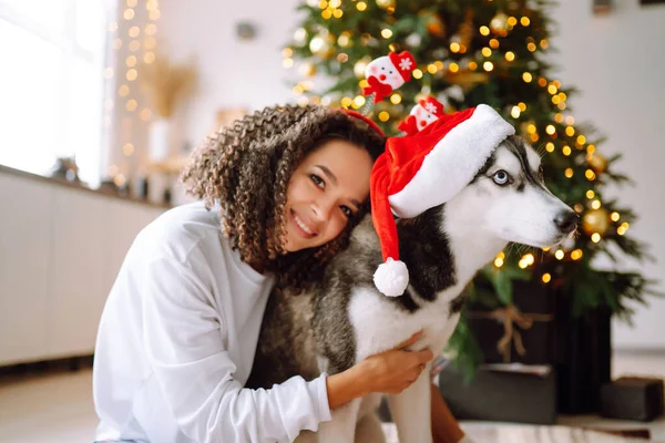 Beautiful Woman Playing Having Fun Her Dog While Sitting Christmas — Stock Photo, Image