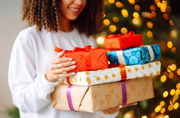 Weihnachts Oder Neujahrsgeschenkschachtel Weiblichen Händen Glückliche Frau Öffnet Geschenke Neben — Stockfoto