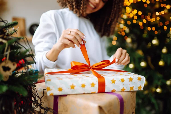 Χριστούγεννα Πρωτοχρονιά Κουτί Δώρου Στα Γυναικεία Χέρια Ευτυχισμένη Γυναίκα Ανοίγει — Φωτογραφία Αρχείου