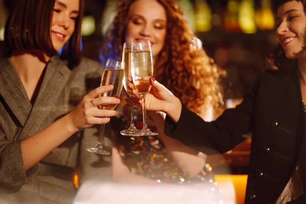 Drei Junge Frauen Mit Sektgläsern Einem Nachtclub Freundinnen Trinken Champagner — Stockfoto