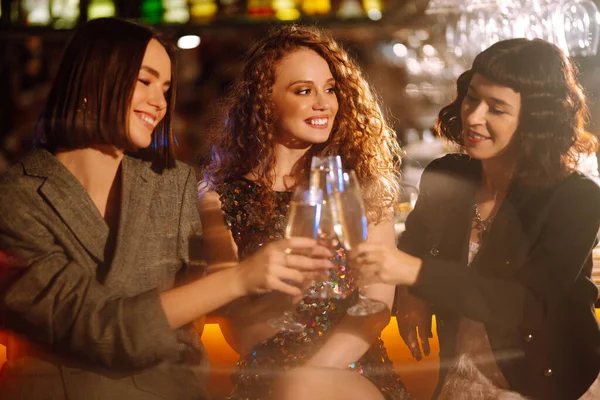 Tre Unga Kvinna Med Champagneglas Nattklubben Kvinnliga Vänner Dricker Champagne — Stockfoto