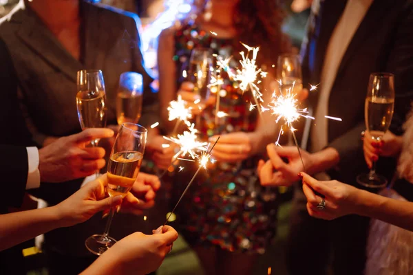 Gloeiende Sprankelingen Handen Een Groep Gelukkige Mensen Die Feestvieren Met — Stockfoto