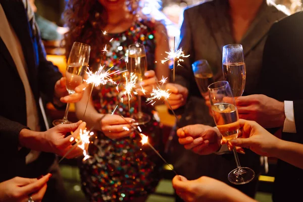 Brilhantes Brilhos Nas Mãos Grupo Pessoas Felizes Desfrutando Festa Com — Fotografia de Stock