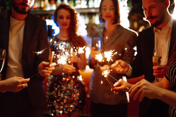 Brilla Brillantemente Las Manos Grupo Personas Felices Disfrutando Fiesta Con — Foto de Stock