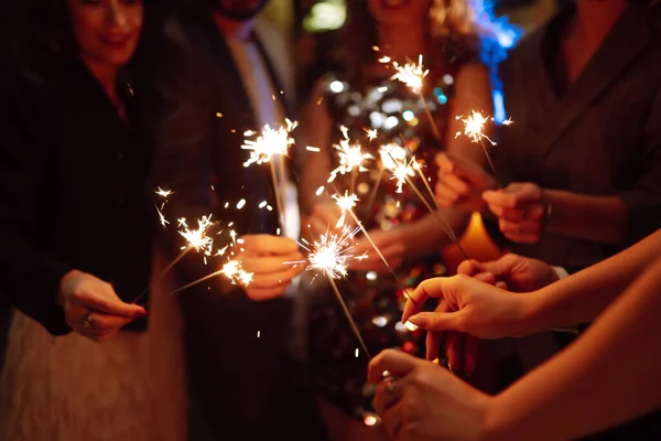 Brilhantes Brilhos Nas Mãos Grupo Pessoas Felizes Desfrutando Festa Com — Fotografia de Stock