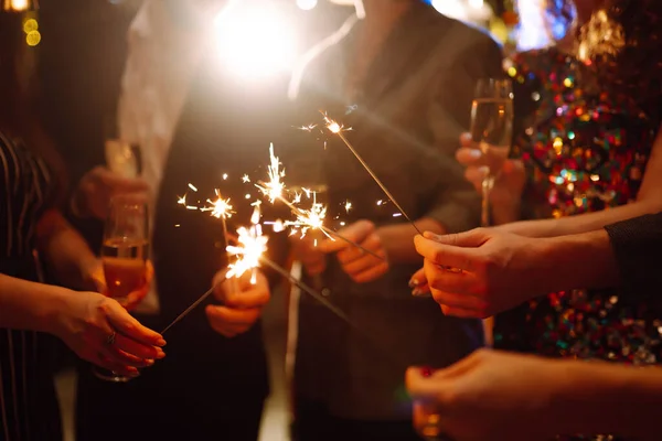 Brilhantes Brilhos Nas Mãos Grupo Pessoas Felizes Desfrutando Festa Com — Fotografia de Stock