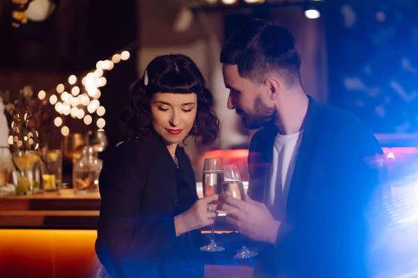 快乐的恋人喜欢在酒吧里一起喝酒 年轻的男男女女一边喝着一杯香槟 一边享受着寒假 生日的概念 浪漫的夜晚 — 图库照片