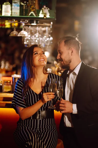 快乐的恋人喜欢在酒吧里一起喝酒 年轻的男男女女一边喝着一杯香槟 一边享受着寒假 生日的概念 浪漫的夜晚 — 图库照片