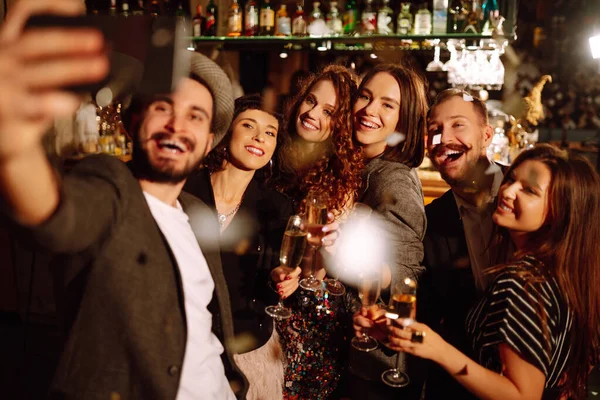 Selfie Zamanı Bir Gece Kulübündeki Bir Grup Arkadaş Telefonla Selfie — Stok fotoğraf