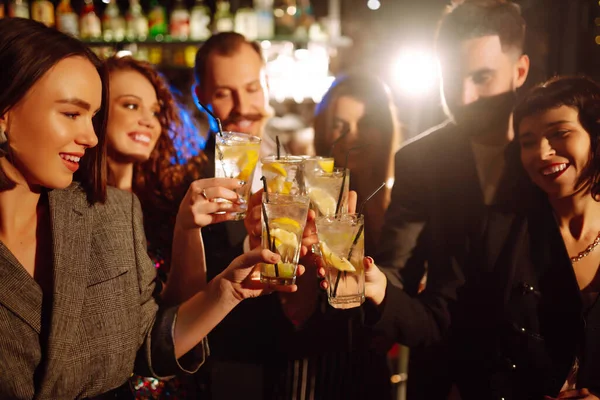 Bir Grup Arkadaş Barda Tezahürat Yapıyor Birlikte Kokteyl Içiyorlar Gençler — Stok fotoğraf