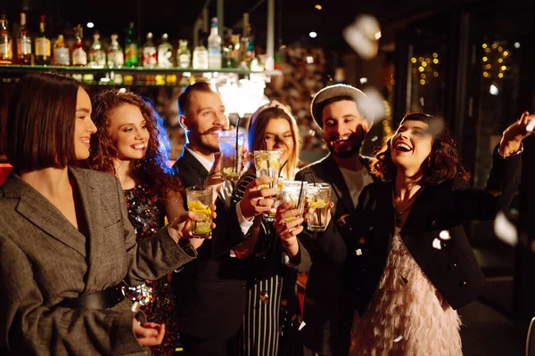 Grupo Amigos Aplaudindo Bebendo Coquetéis Juntos Bar Jovens Comemoram Férias — Fotografia de Stock