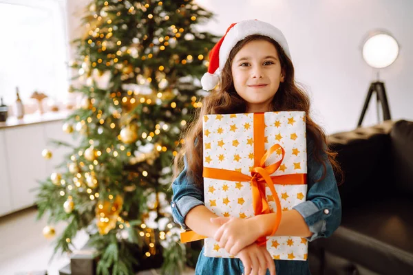 Joyeux Enfant Féminin Dans Chapeau Rouge Santa Tenant Des Cadeaux — Photo