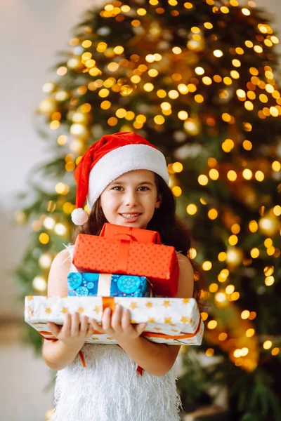 Ευτυχισμένο Θηλυκό Παιδί Σάντα Κόκκινο Καπέλο Κρατώντας Χριστουγεννιάτικα Δώρα Χαμογελαστό — Φωτογραφία Αρχείου
