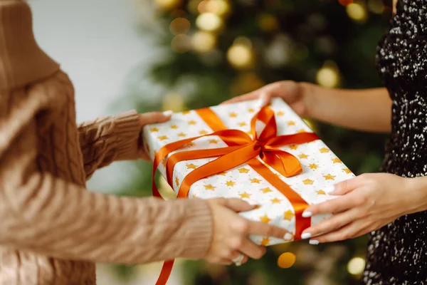 Donne Cadeau Échanger Les Cadeaux Noël Une Jeune Femme Donne — Photo