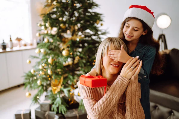 Cute Little Girl Giving His Handsome Mother Gift Box Cheerful — Stock Photo, Image