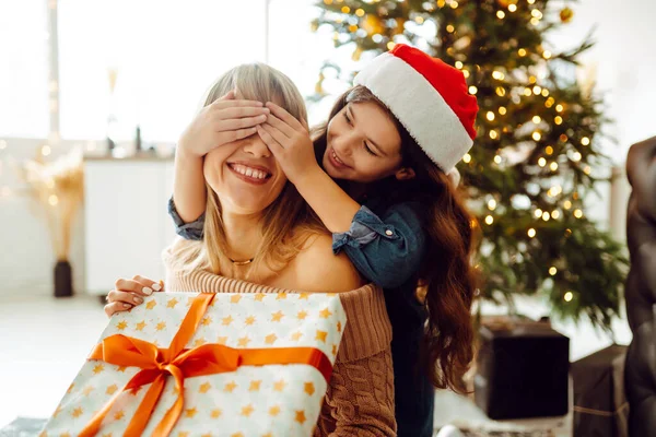 Cute Little Girl Giving His Handsome Mother Gift Box Cheerful — Stock Photo, Image