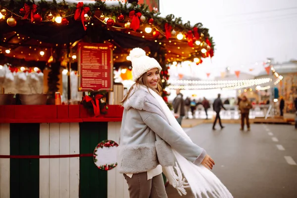 아름다운 여성은 크리스마스 쇼핑을 즐기고 거리에서 포즈를 취하는 — 스톡 사진