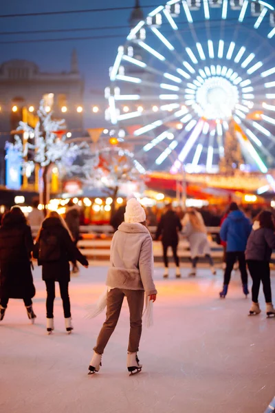 Glückliche Eisläuferinnen Auf Der Eisarena Stadtplatz Winter Heiligabend Schöne Frau — Stockfoto