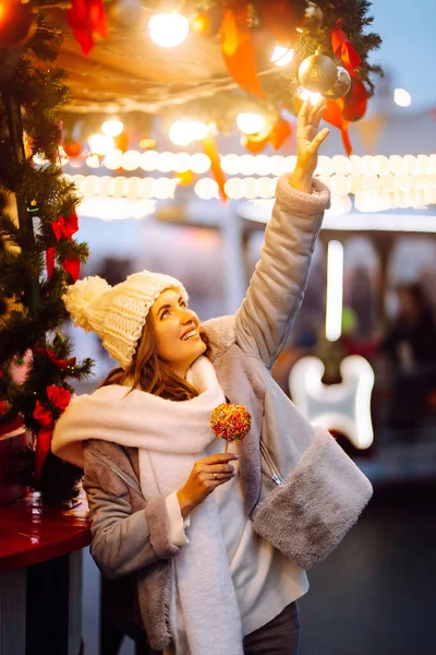 Mujer Feliz Con Manzana Caramelo Feria Navidad Festiva Hermosa Mujer —  Fotos de Stock